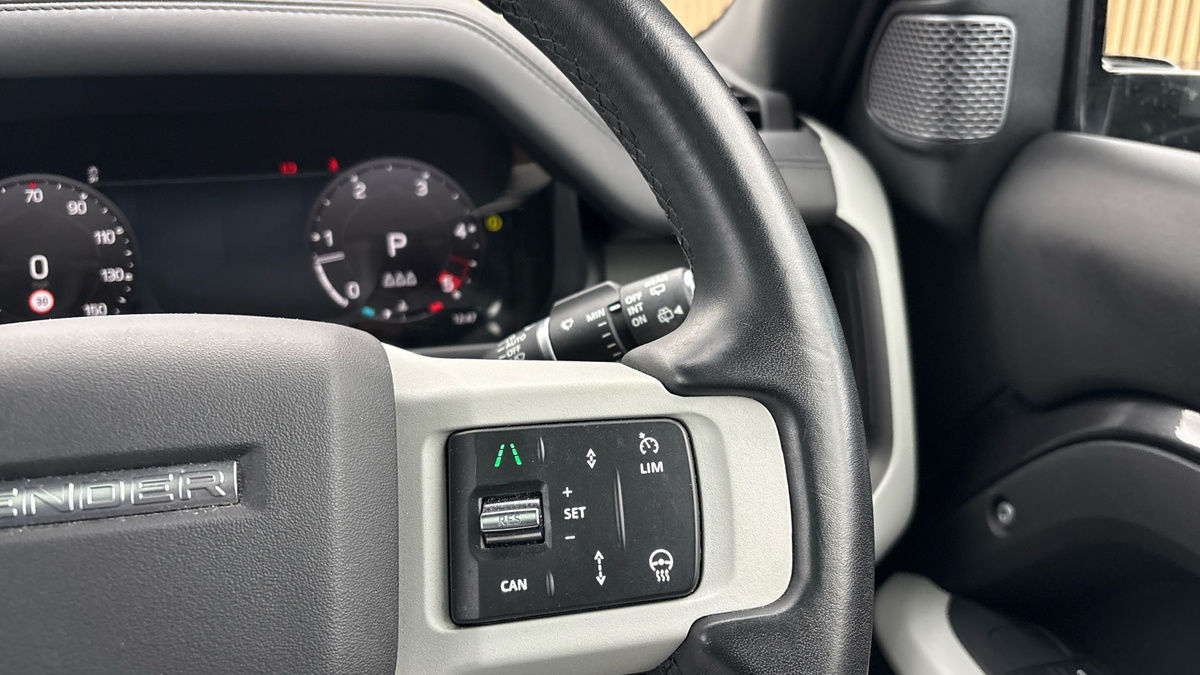 Land Rover Defender 110 Image 14