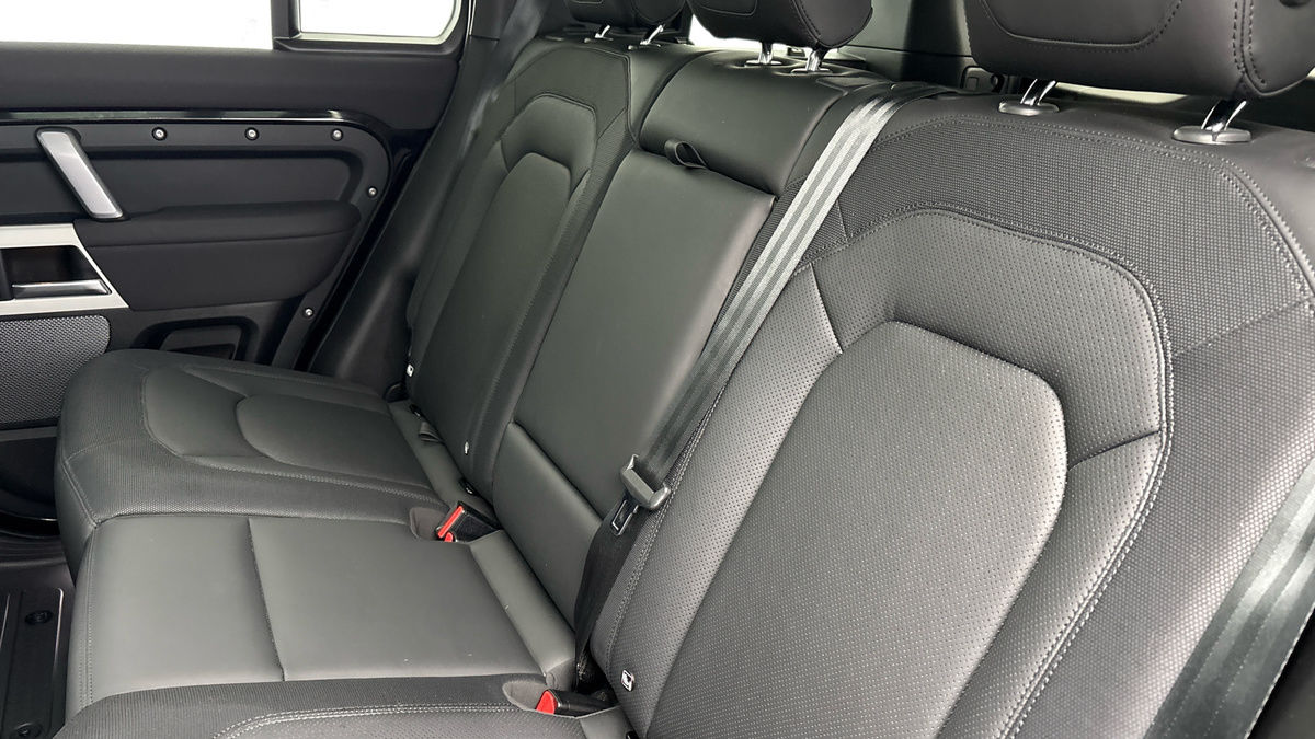 Land Rover Defender 110 Image 8