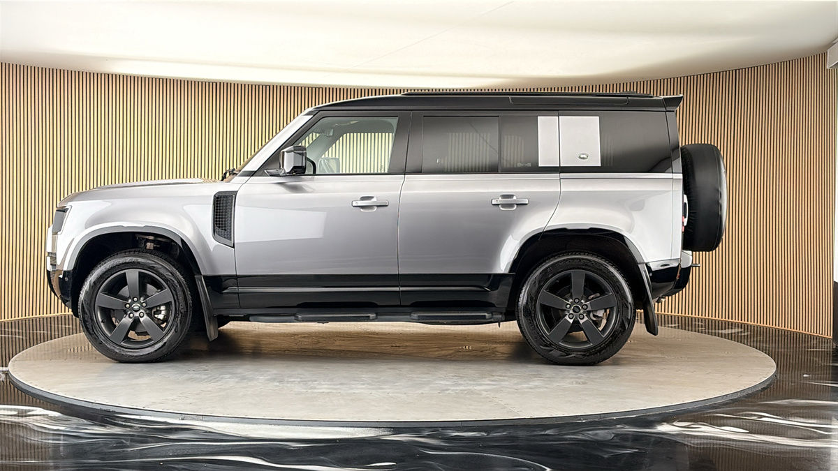 Land Rover Defender 110 Image 15