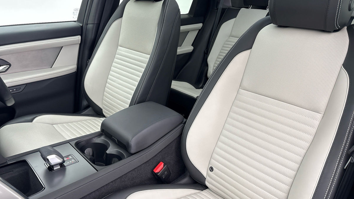 Land Rover Discovery Sport Image 7