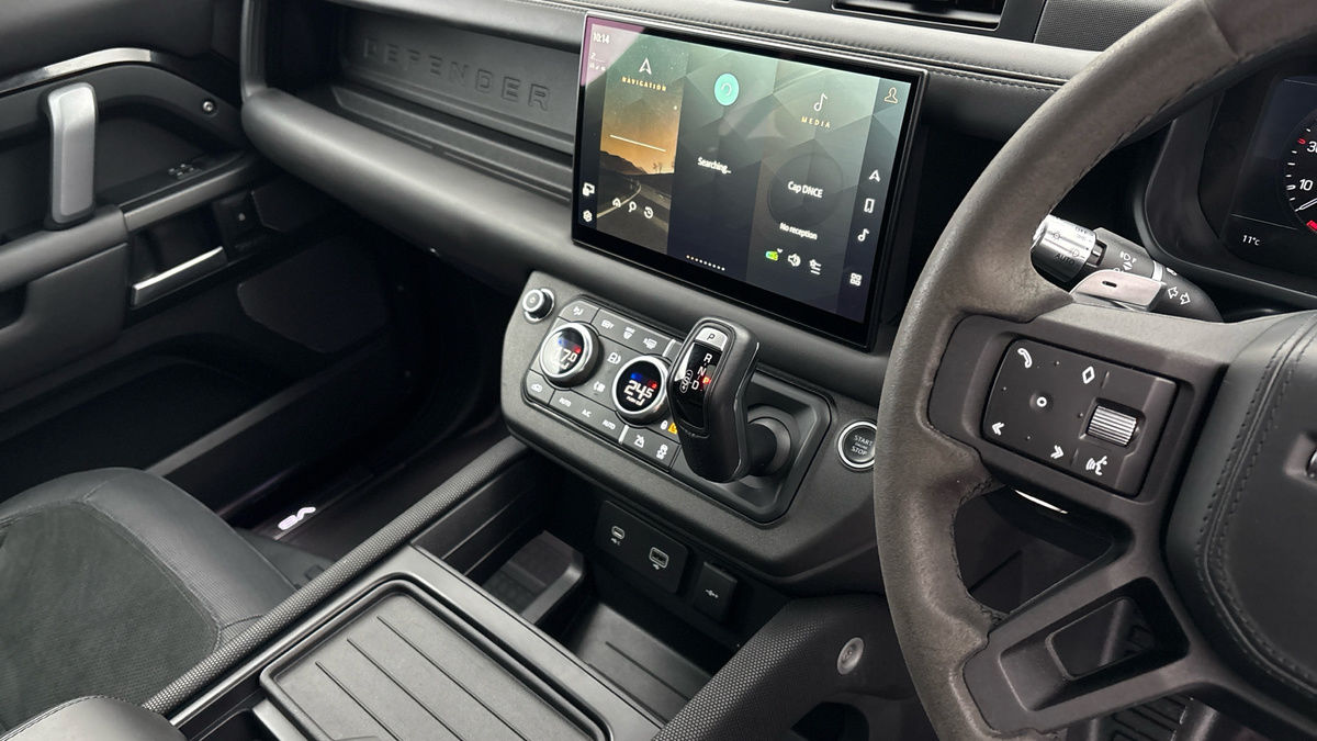 Land Rover Defender 110 Image 18