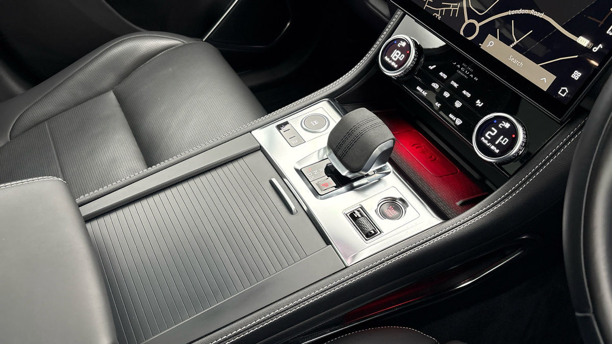 Jaguar F-PACE Image 18