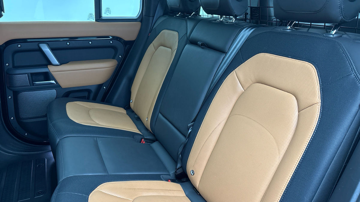 Land Rover Defender 110 Image 8