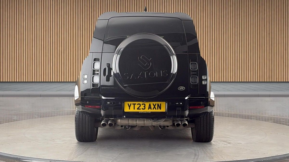Land Rover Defender 110 Image 4