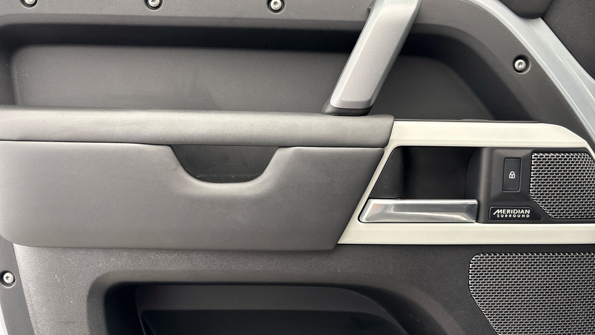 Land Rover Defender 110 Image 19