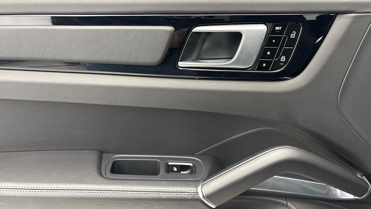 Porsche Cayenne Image 19