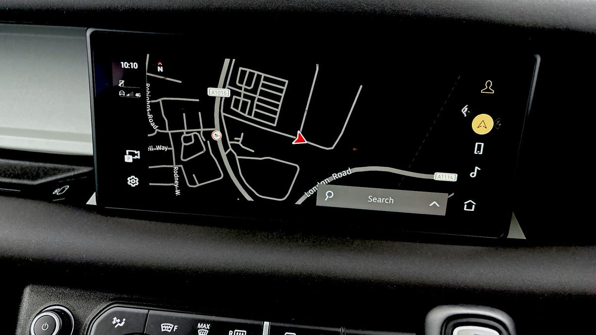 Land Rover Defender 110 Image 17