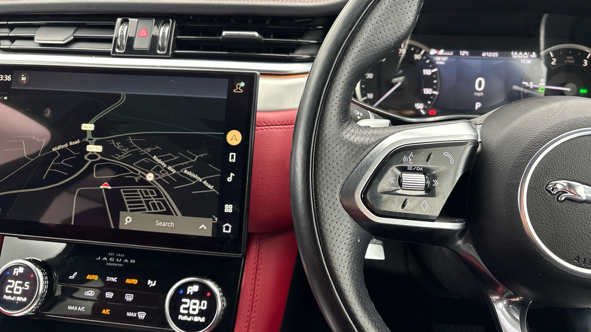 Jaguar F-PACE Image 13