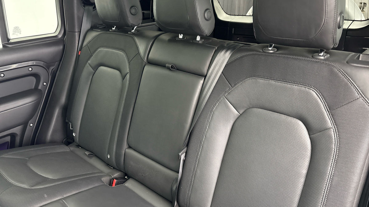 Land Rover Defender 110 Image 8