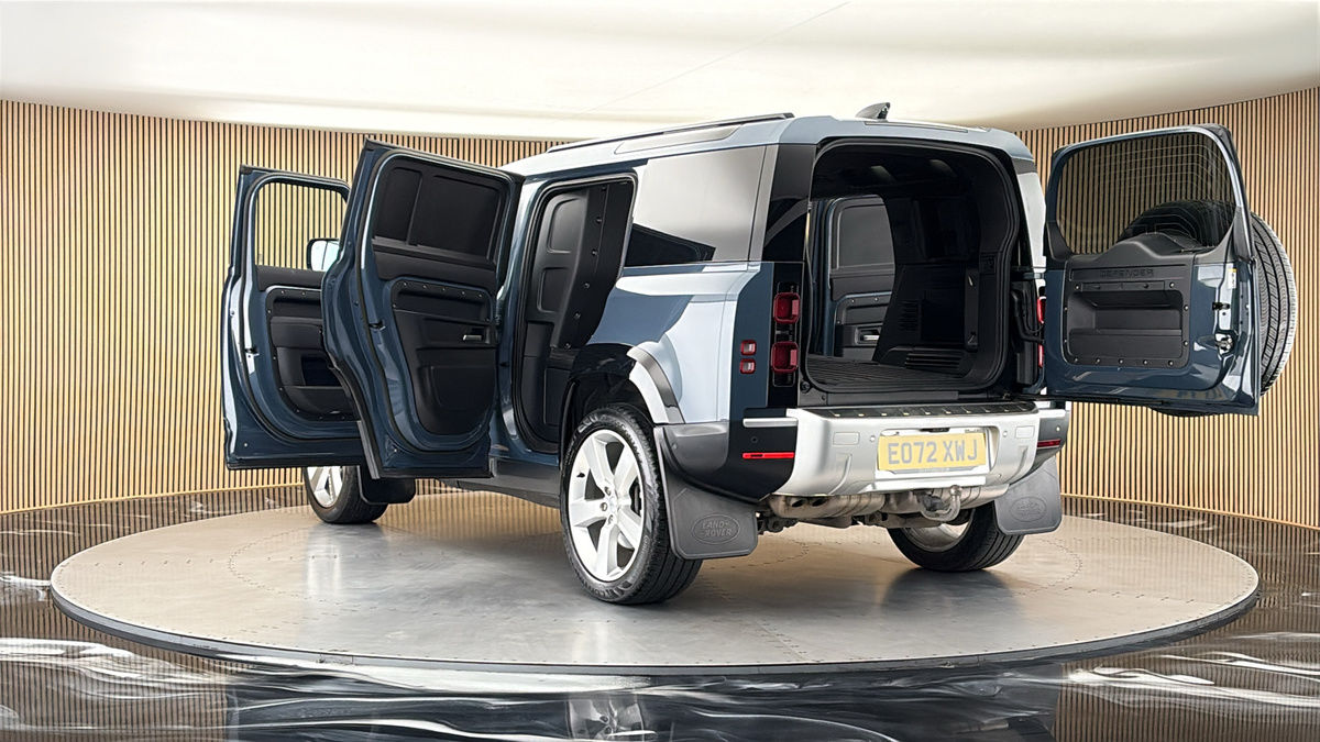 Land Rover Defender 110 Image 23