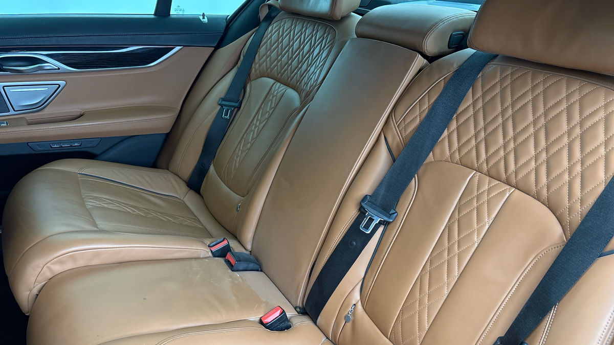 BMW 7 Series Image 8