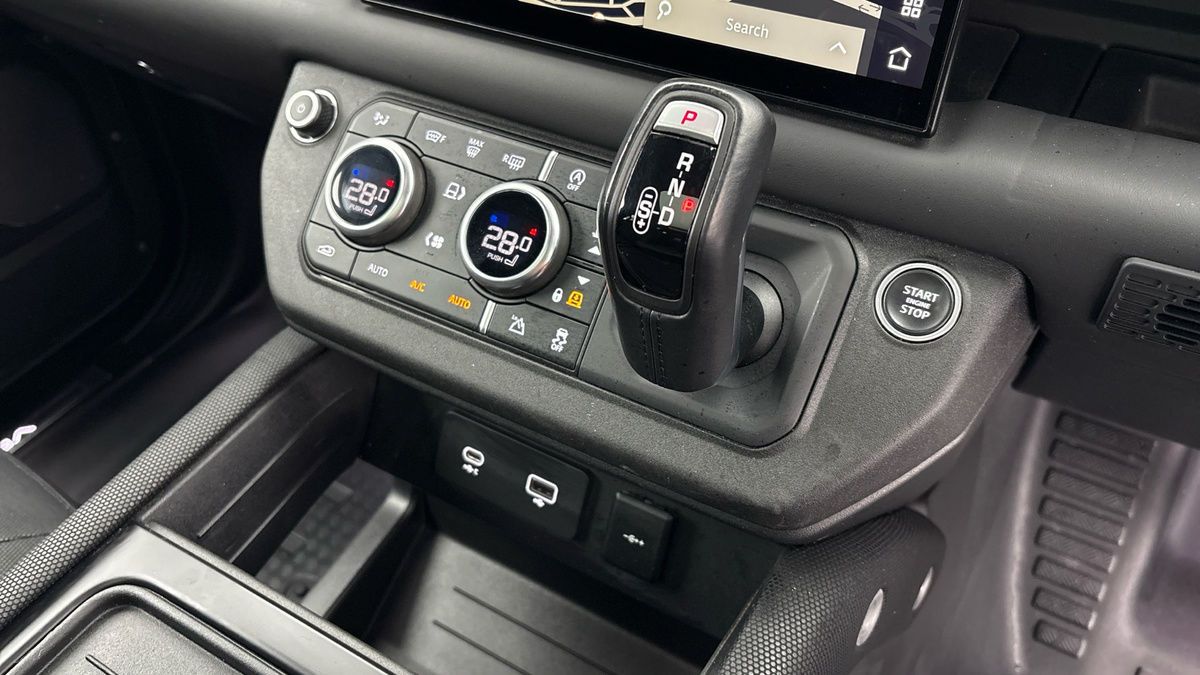 Land Rover Defender 110 Image 18