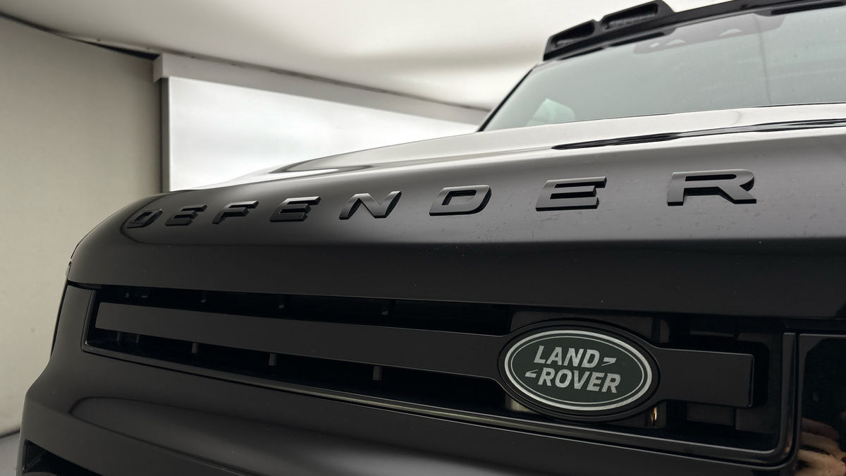 Land Rover Defender 110 Image 24