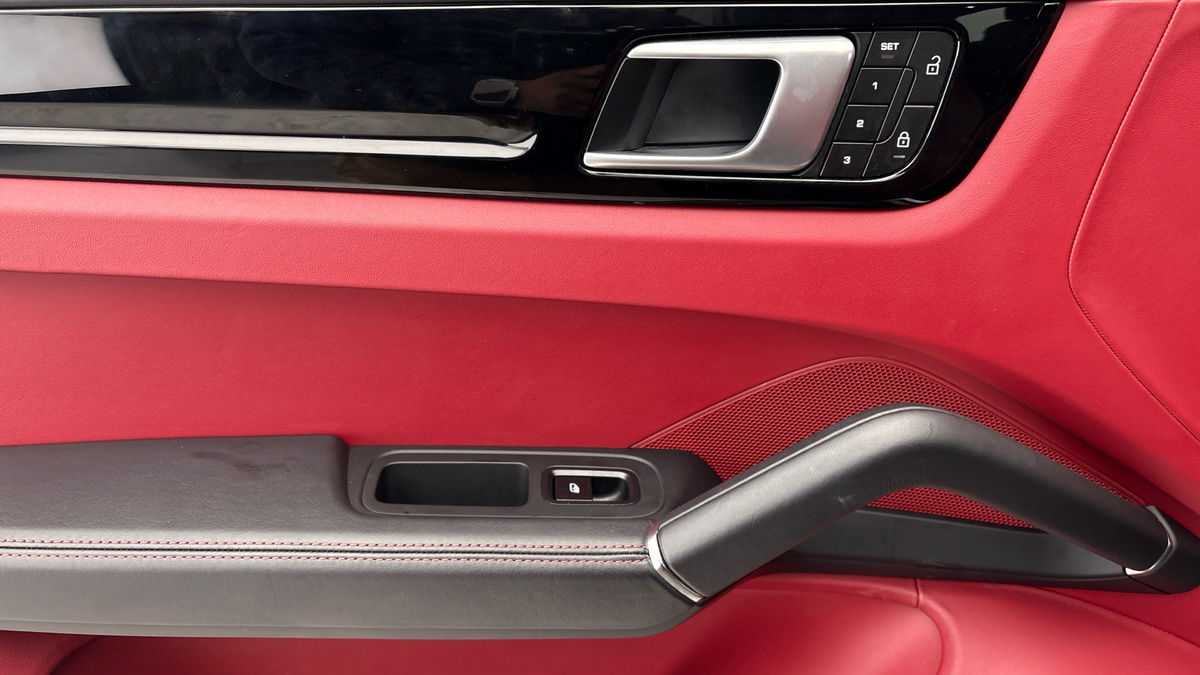 Porsche Cayenne Image 19