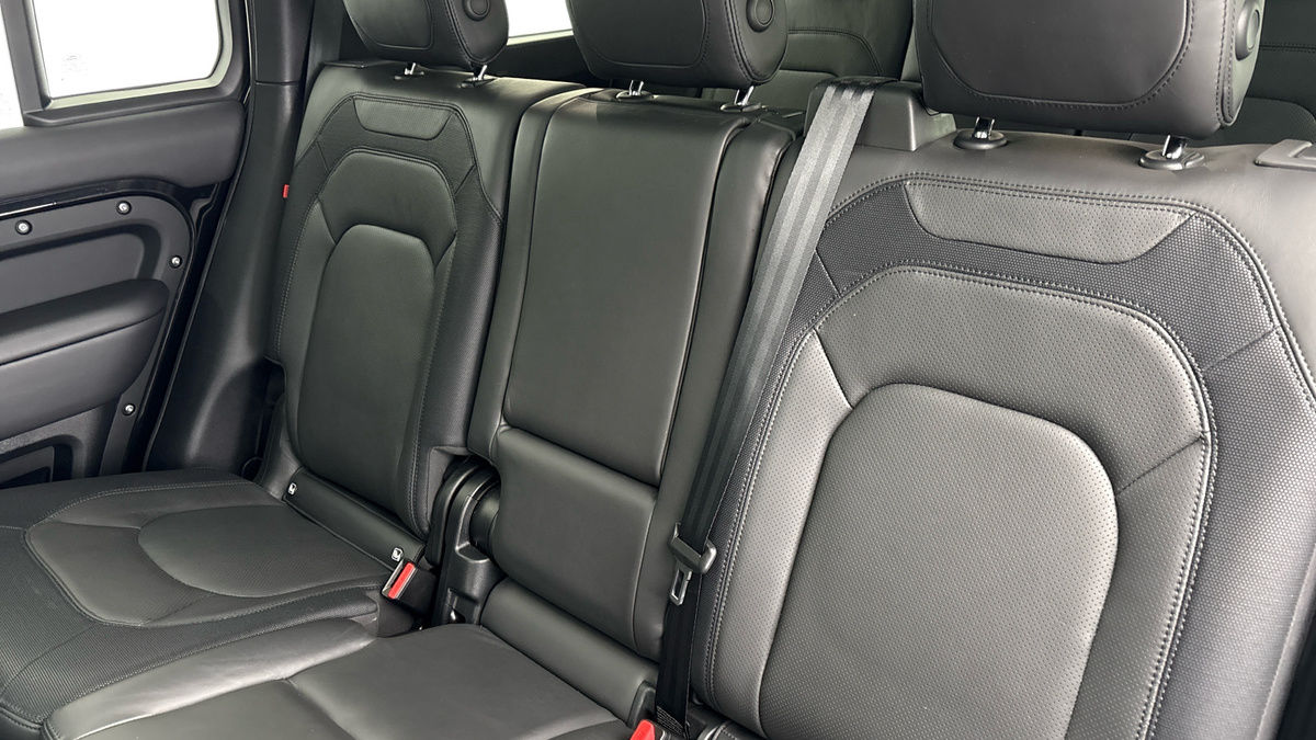 Land Rover Defender 130 Urban Image 8