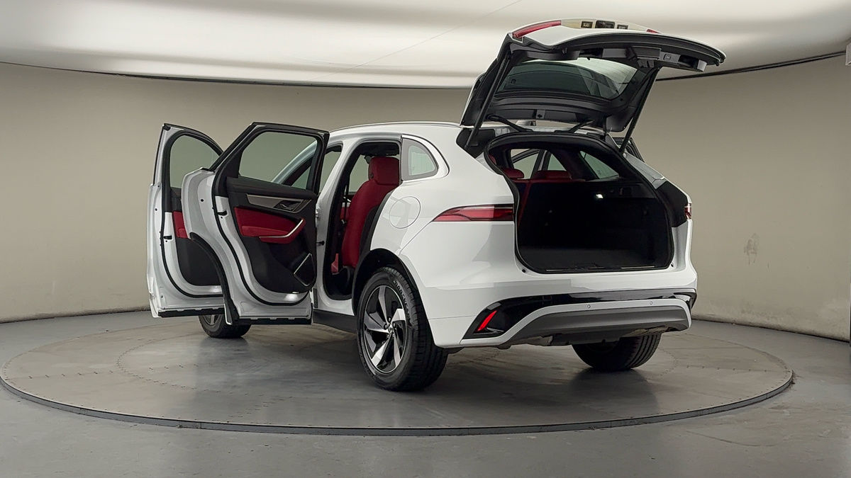 Jaguar F-PACE Image 23