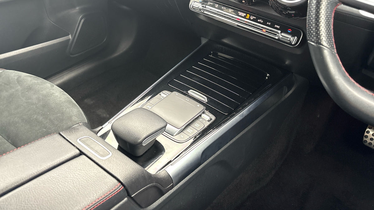 Mercedes-Benz GLB Image 18