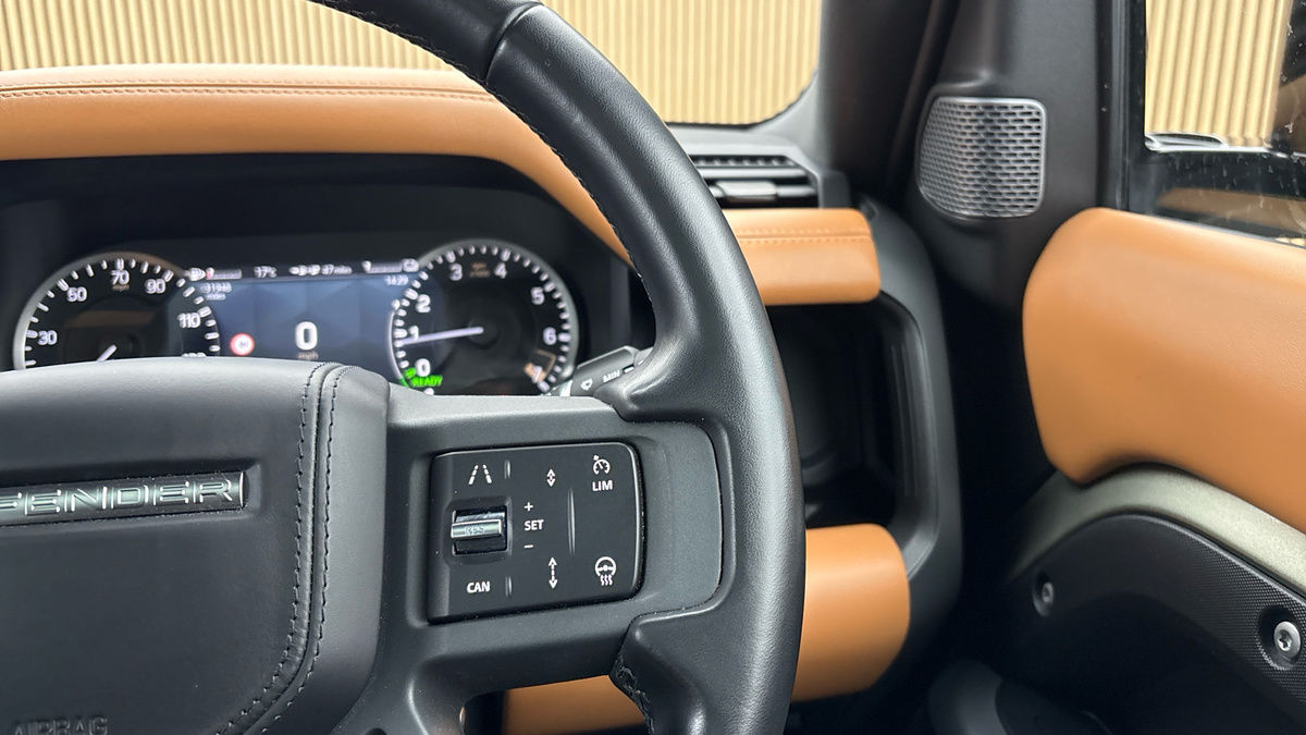 Land Rover Defender 110 Image 14