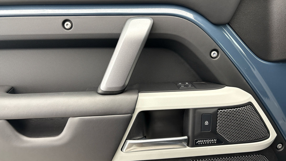 Land Rover Defender 110 Image 19