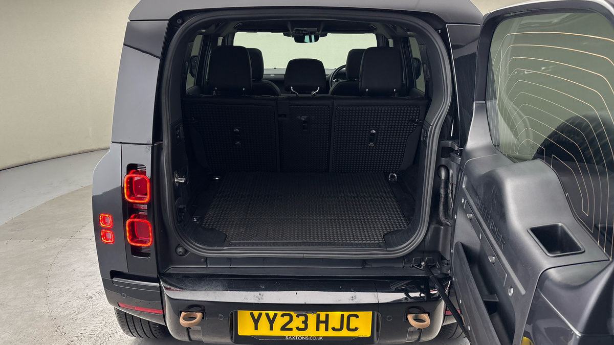 Land Rover Defender 110 Image 11