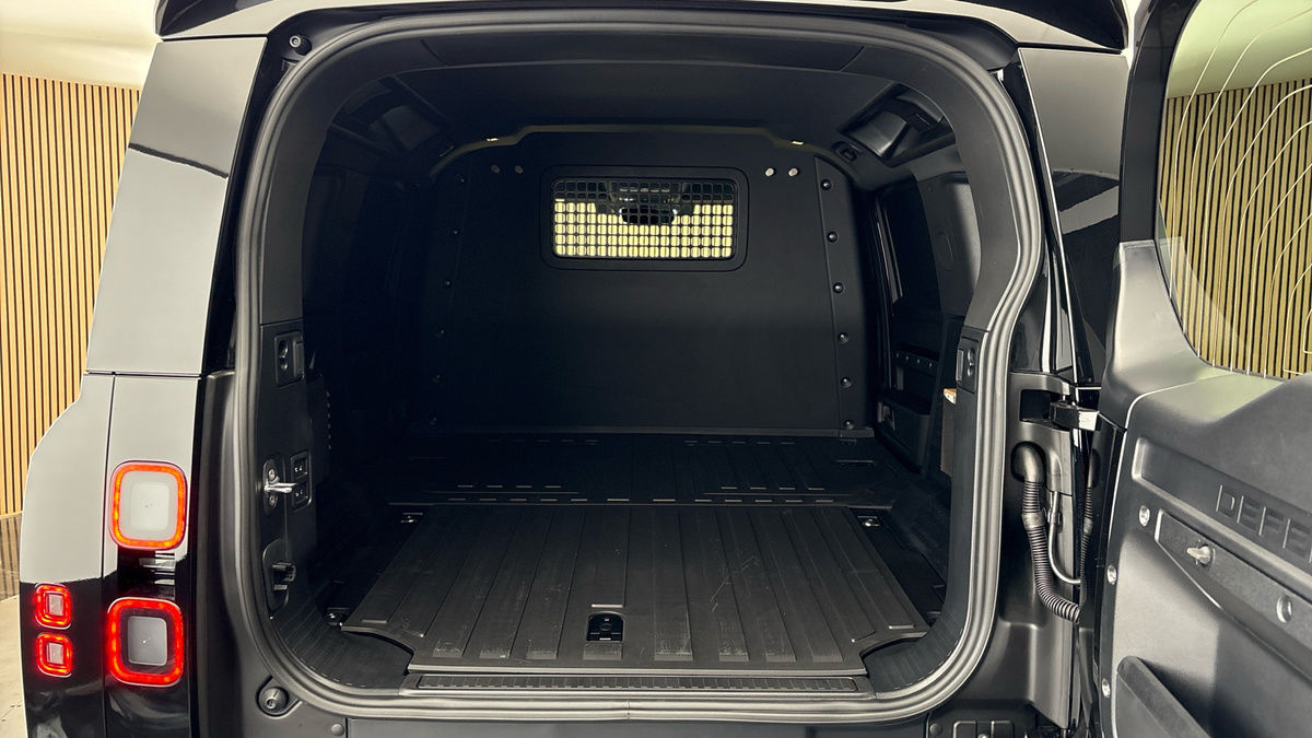Land Rover Defender 110 Image 11