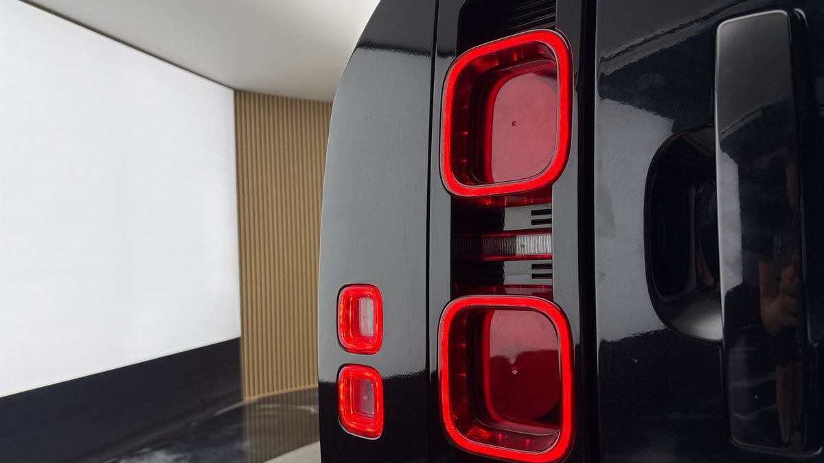 Land Rover Defender 110 Image 34