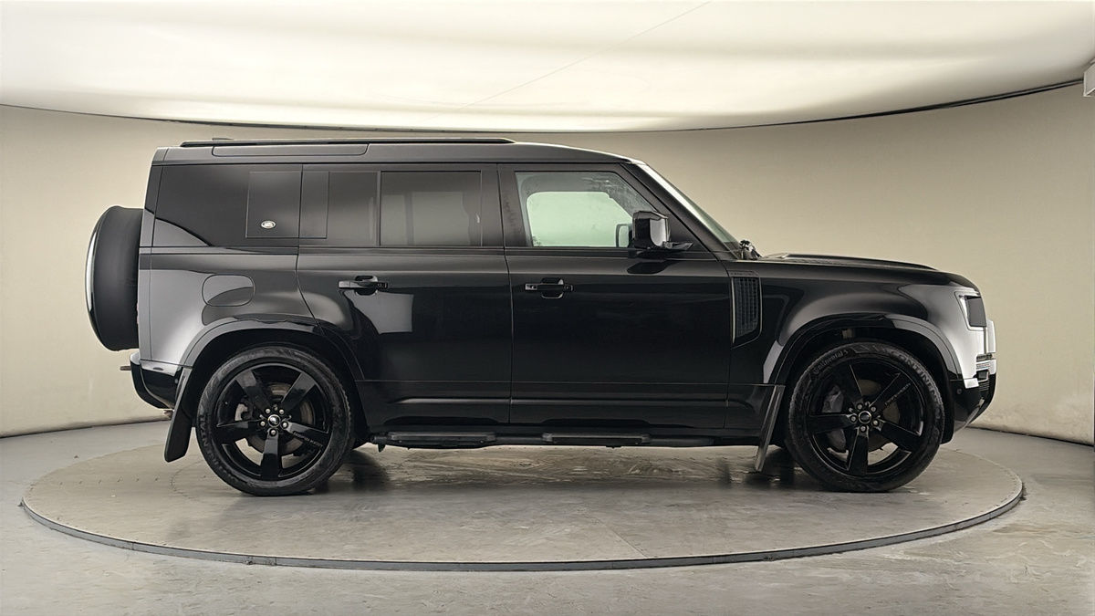 Land Rover Defender 110 Image 16