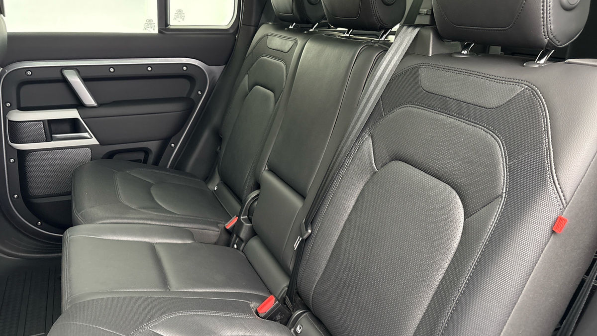 Land Rover Defender 110 Image 8