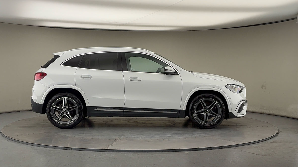 Mercedes-Benz GLA Image 16