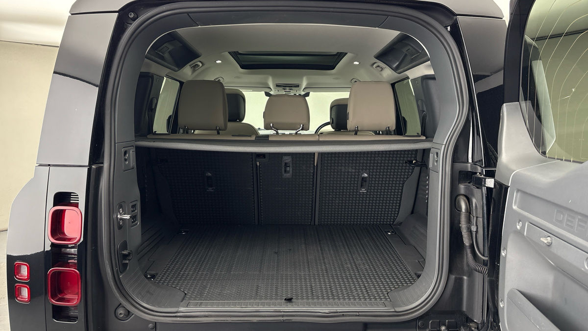 Land Rover Defender 110 Image 11