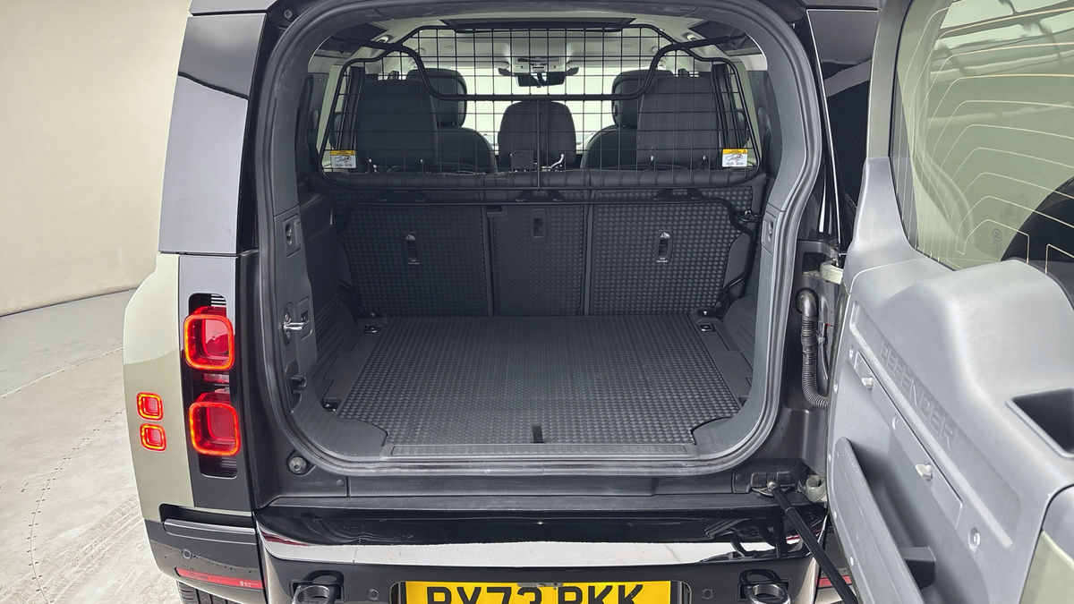 Land Rover Defender 110 Image 11
