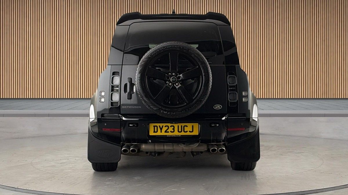 Land Rover Defender 110 Image 4