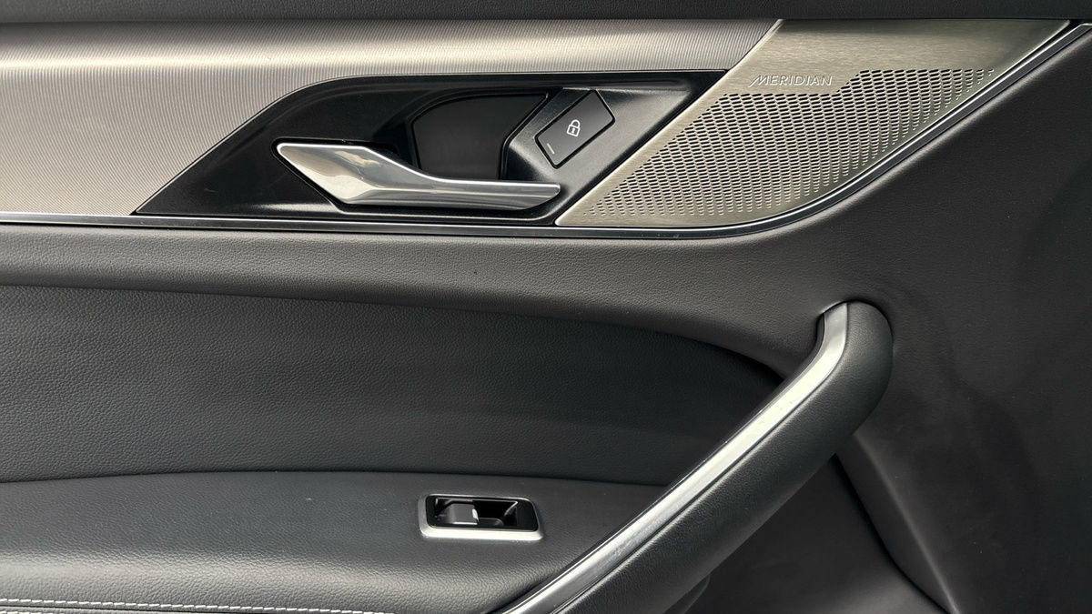 Jaguar F-PACE Image 19