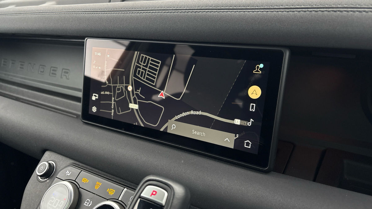 Land Rover Defender 110 Image 17