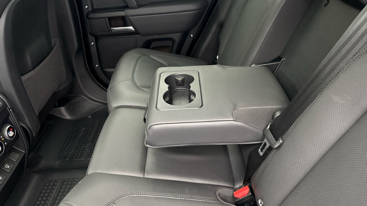 Land Rover Defender 110 Image 9