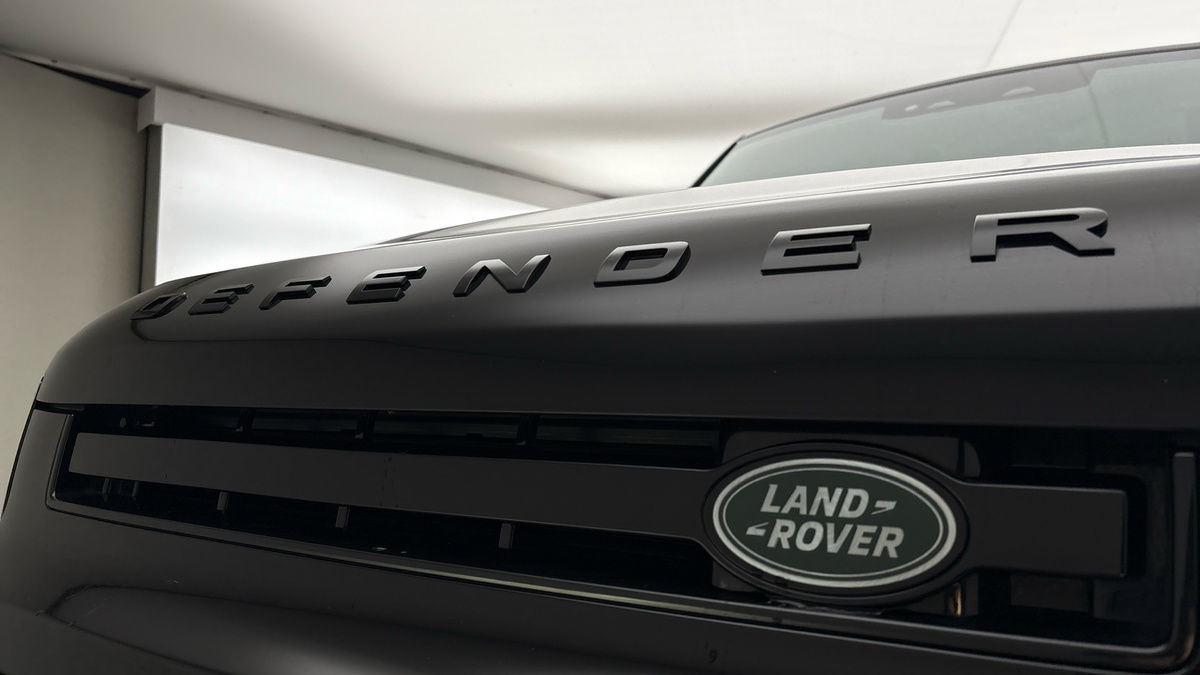 Land Rover Defender 110 Image 24