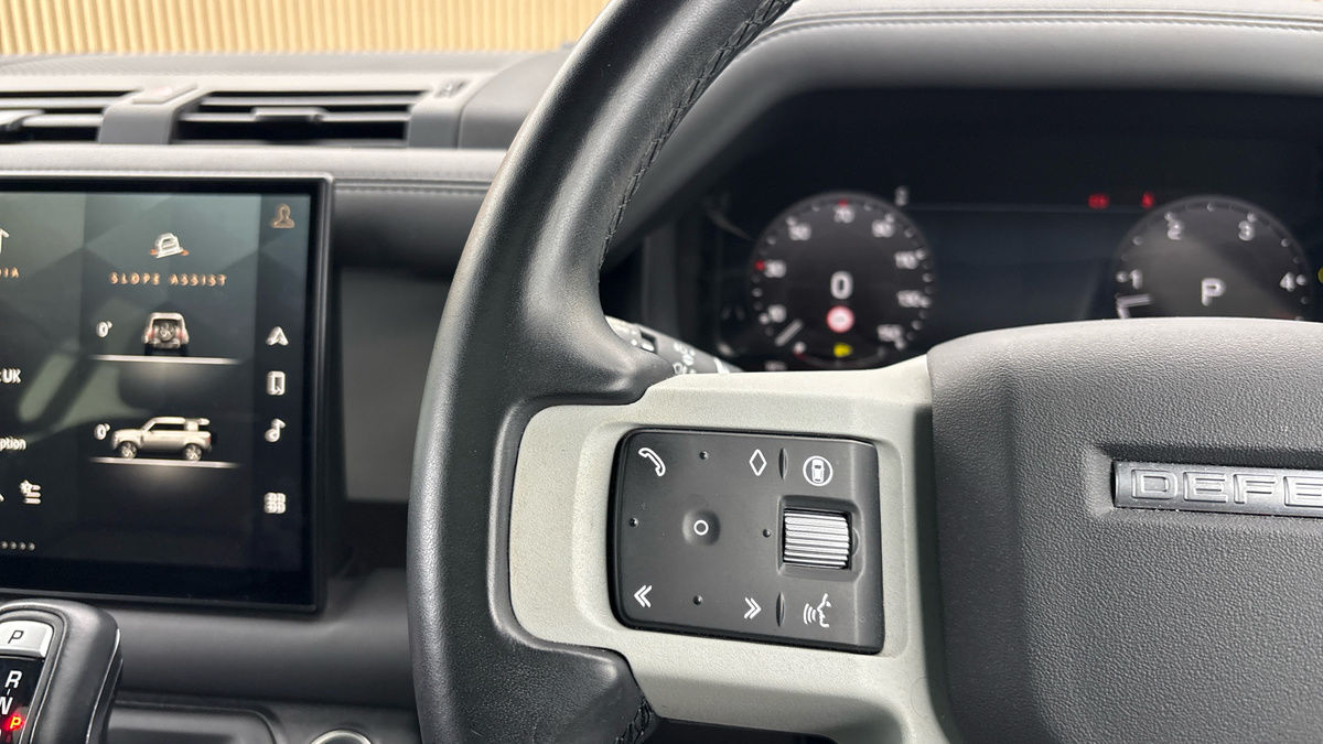 Land Rover Defender 110 Image 13