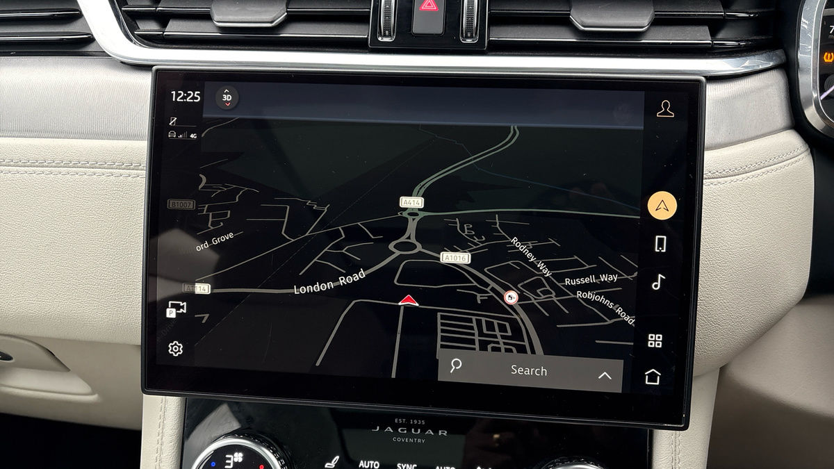 Jaguar F-PACE Image 17