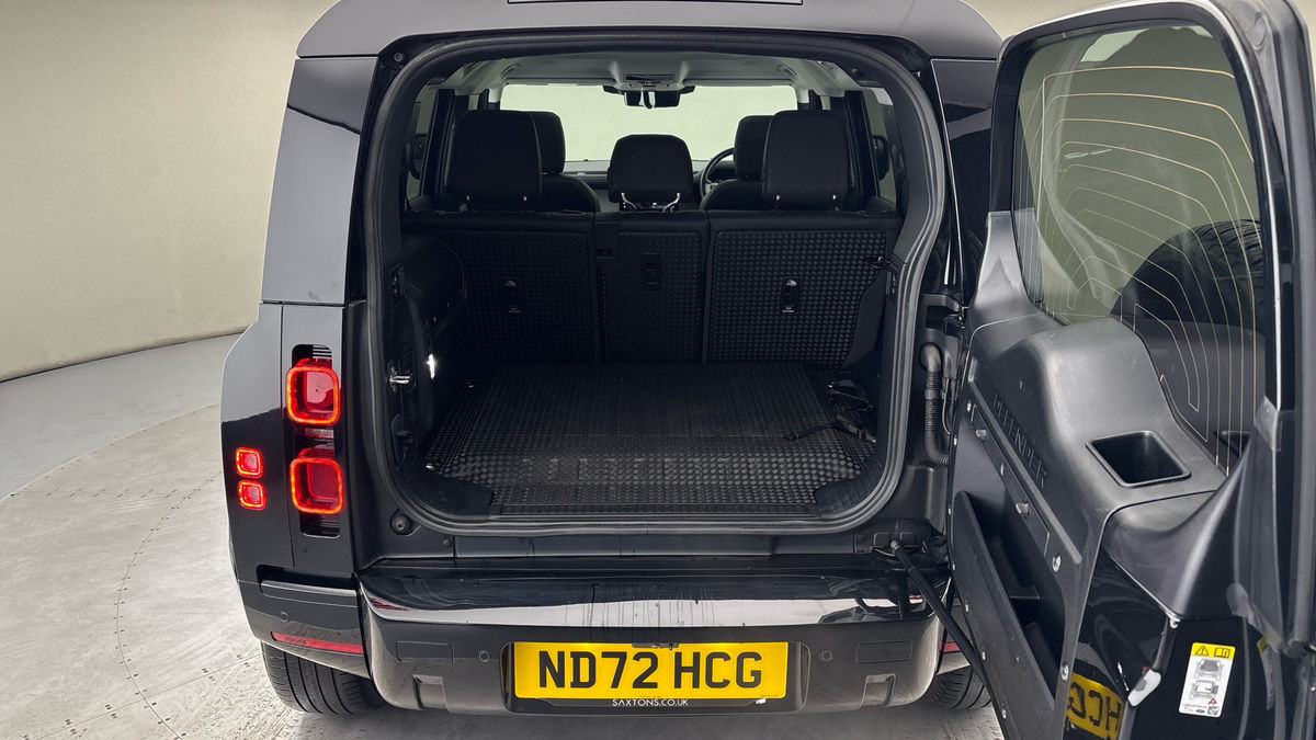 Land Rover Defender 110 Image 11