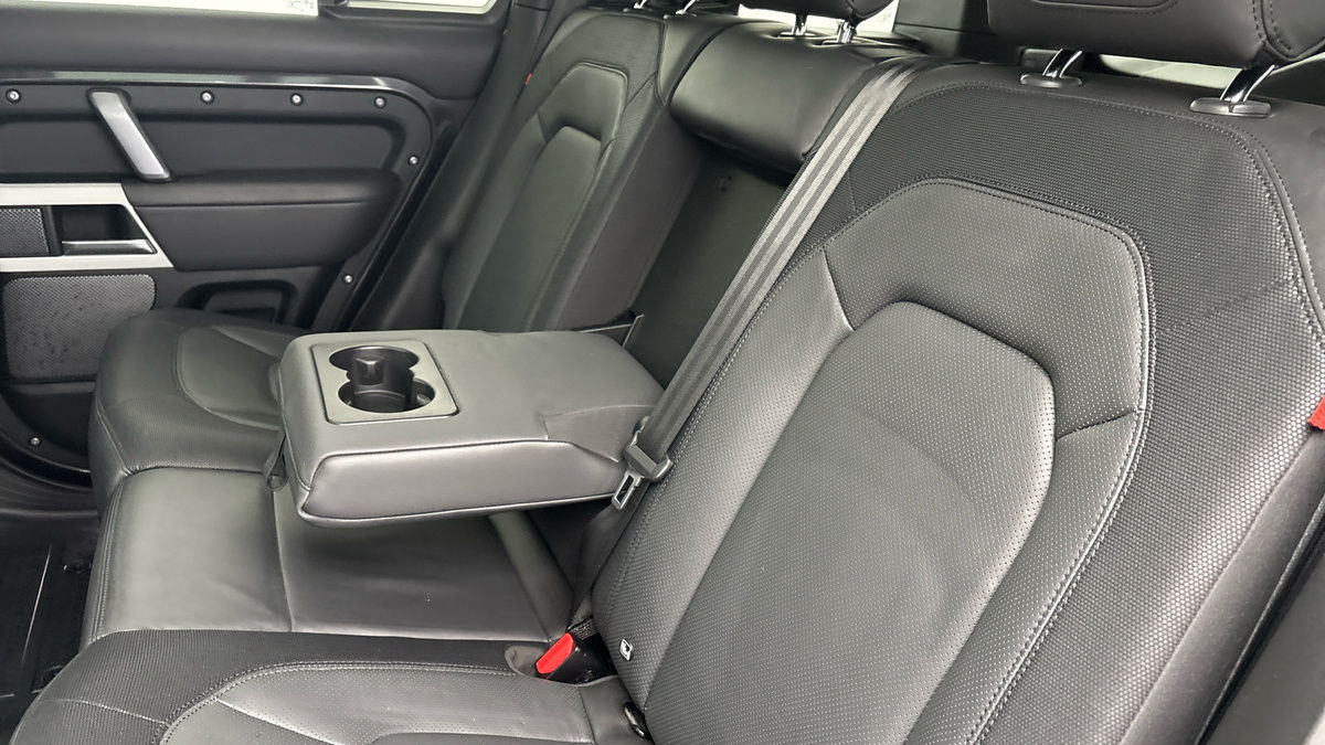 Land Rover Defender 110 Image 9