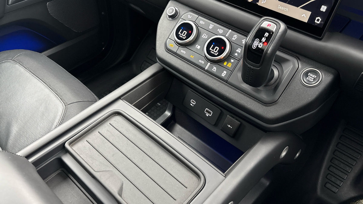 Land Rover Defender 110 Image 18