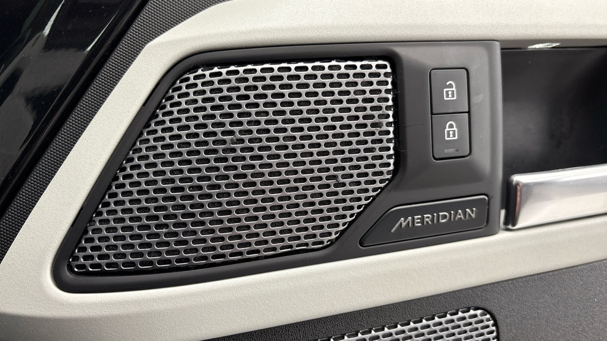 Land Rover Defender 110 Image 25