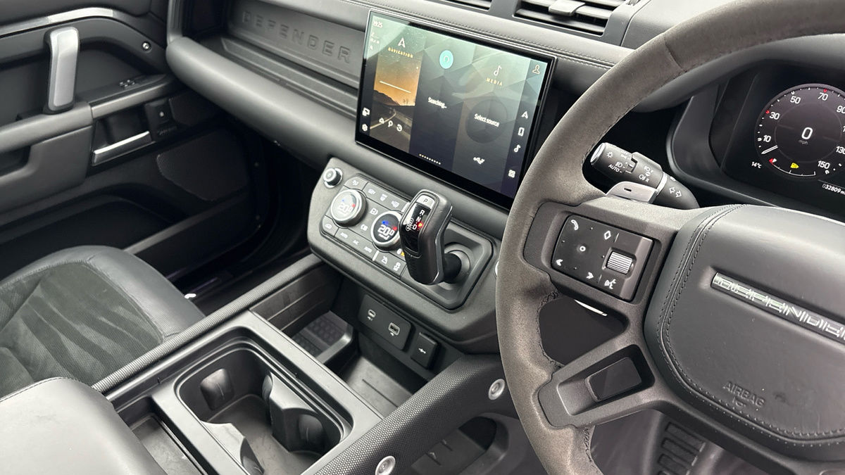 Land Rover Defender 110 Image 18