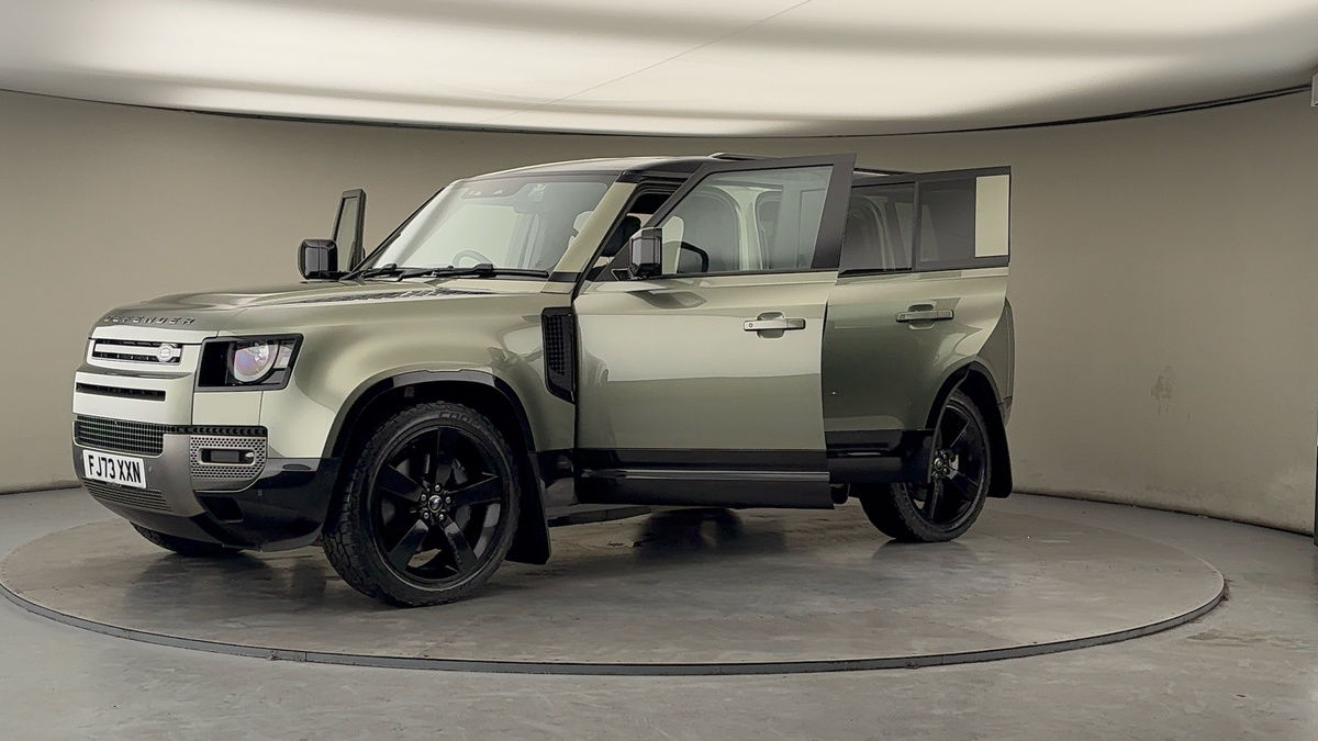 Land Rover Defender 110 Image 22