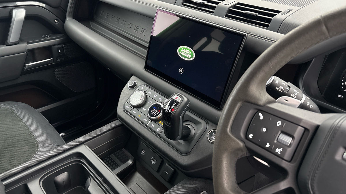 Land Rover Defender 110 Image 36