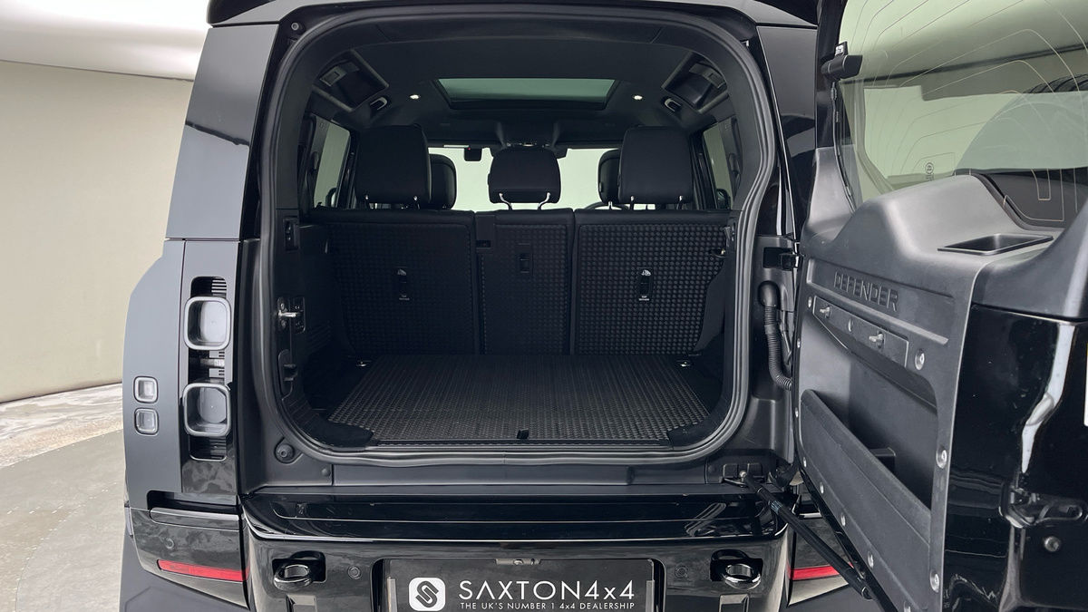 Land Rover Defender 110 Urban Image 21