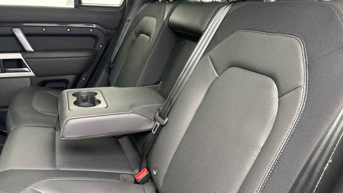 Land Rover Defender 110 Image 9