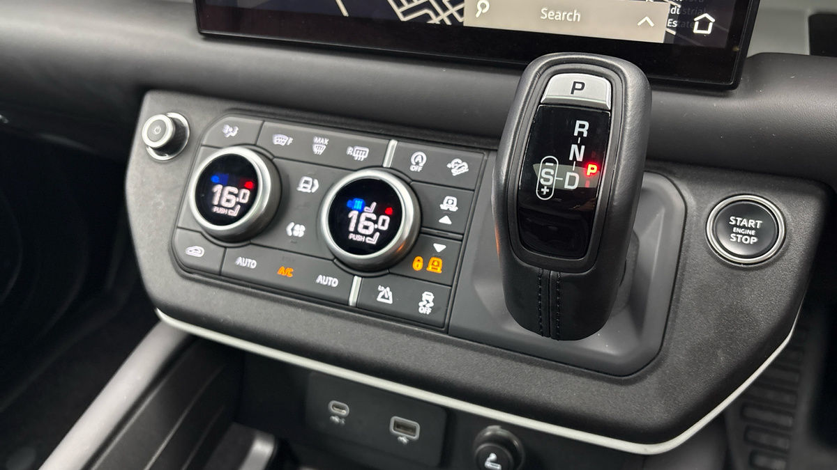 Land Rover Defender 110 Image 27