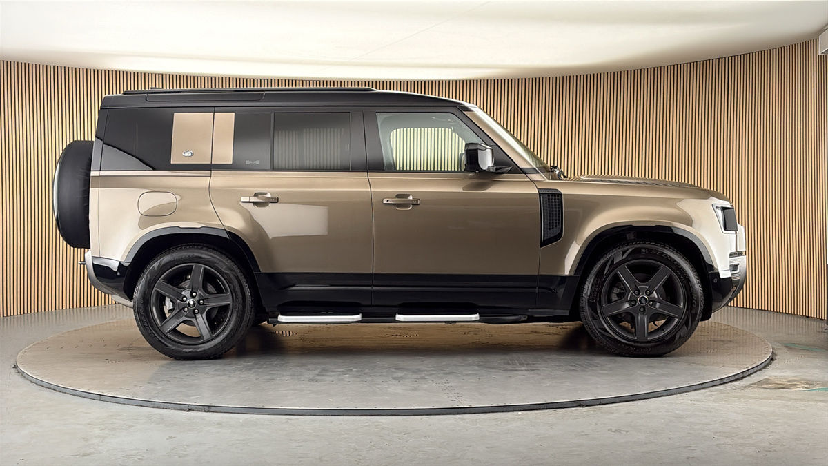 Land Rover Defender 110 Image 16