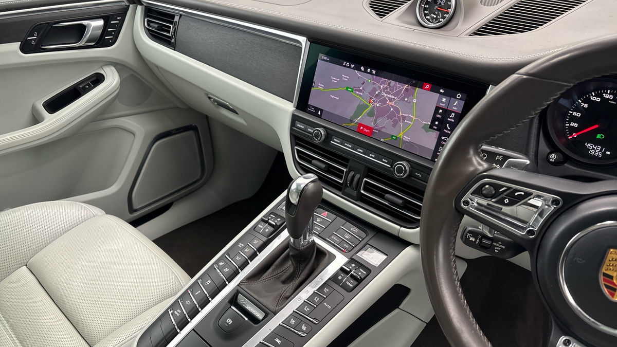 Porsche Macan Image 18